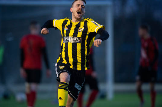 IFK Hässleholms Max Sandberg skruvar in en frispark och