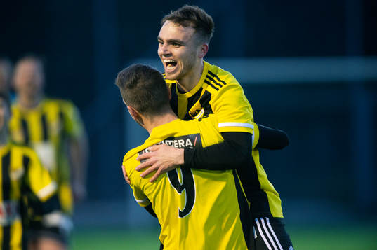 IFK Hässleholms Max Sandberg skruvar in en frispark och