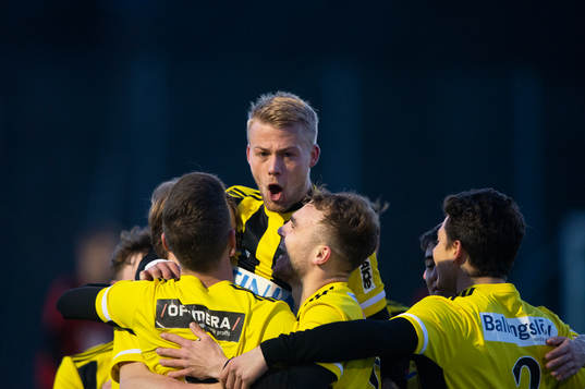 IFK Hässleholms Max Sandberg skruvar in en frispark och
