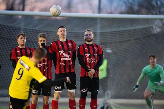 IFK Hässleholms Max Sandberg skruvar in en frispark och