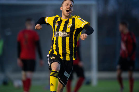 IFK Hässleholms Max Sandberg skruvar in en frispark och