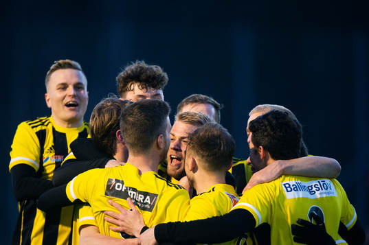 IFK Hässleholms Max Sandberg skruvar in en frispark och