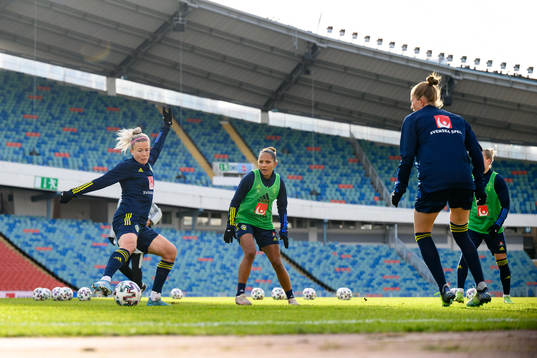 Hanna Glas and Madelen Janogy of the Swedish women's