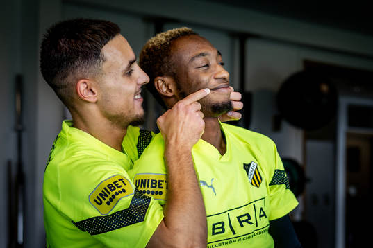 Häckens Ali Youssef skojar med Benie Traoré