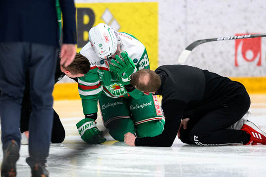 Rögles Anton Bengtsson undersöks av medicinsk personal