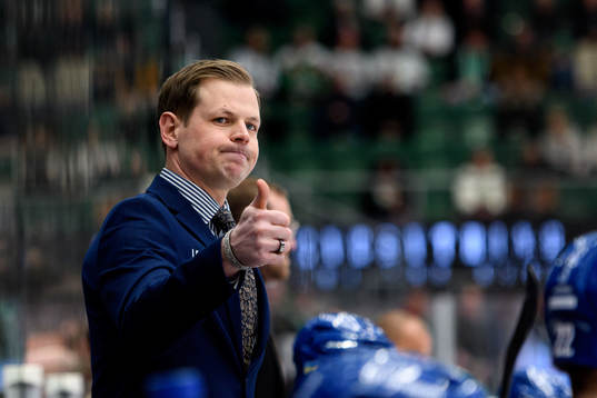 Oskarshamns tränare Martin Filander gör tummen upp