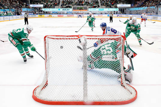 Oskarshamns Tomas Zohorna gör 1-2 bakom Rögles målvakt
