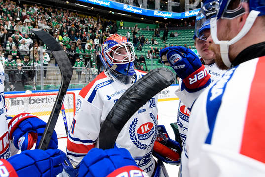 Oskarshamns målvakt Tim Juel jublar