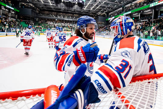 Oskarshamns Cameron Brace och målvakt Tim Juel jublar