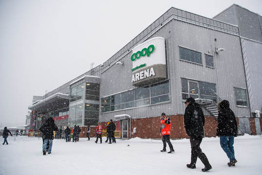 Snöfall utanför Coop Norrbotten Arena