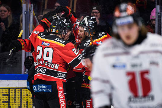 Luleås Linus Omark jublar med lagkamrater