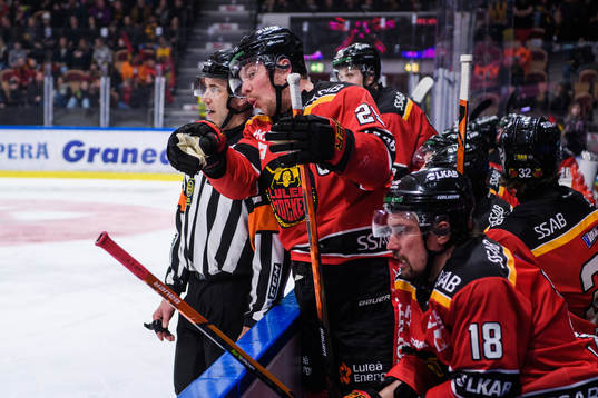 Domare Linus Öhlund och Luleås Erik Gustafsson