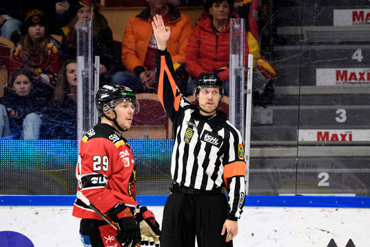 Luleås Erik Gustafsson och domare Andreas Harnebring