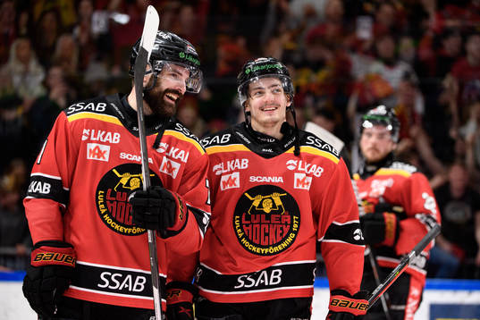 Luleås Linus Fröberg och Isac Brännström jublar
