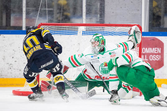 s Hampus Sandahl och Rögles målvakt Fabian Arwidson