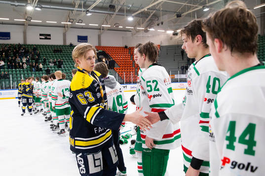 s Malte Lindström tackar Rögles spelare