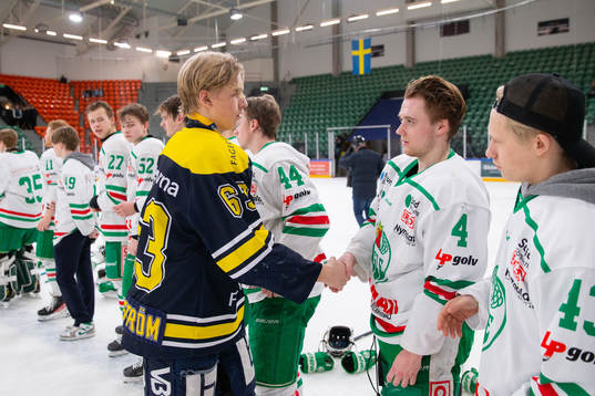 s Malte Lindström tackar Rögles spelare
