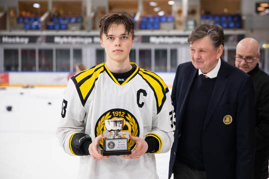 Brynäs Carl Sandström med silverpokal