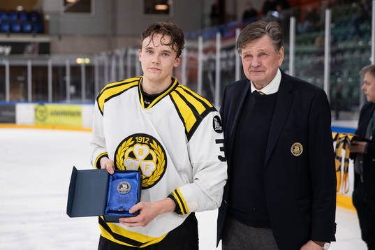Brynäs Theo Lindstein med pris som säsongens bästa back