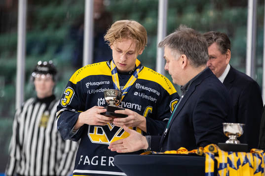 s Malte Lindström med pokal för fjärdeplats