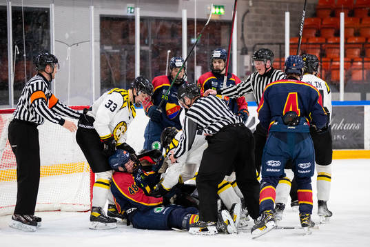 Tumult framför Brynäs målvakt Isac Grönhagen