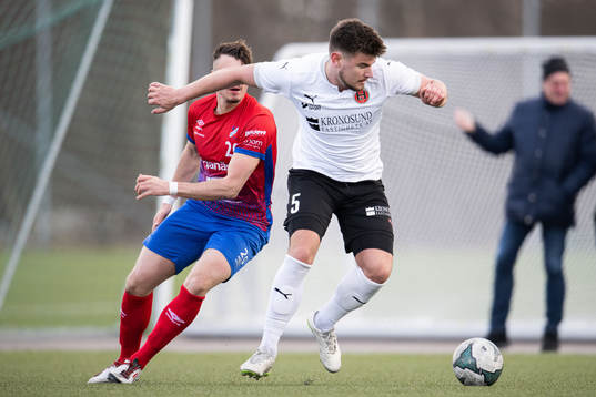 Hittarps Max Anderberg jagas av Höganäs Indrit Shala