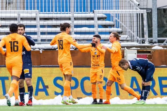 AFC Eskilstunas Amar Muhsin jublar med lagkamrater