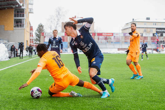 Eskilstunas York Rafael och Örgrytes Daniel Paulson i duell
