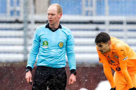 Domare Per Melin och AFC Eskilstunas Amar Muhsin