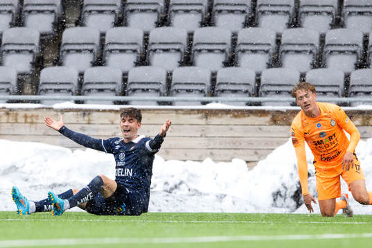 Örgrytes Daniel Paulson och AFC Eskilstunas  Anton Ekeroth