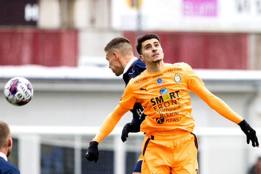 AFC Eskilstunas Amar Muhsin nickar bollen
