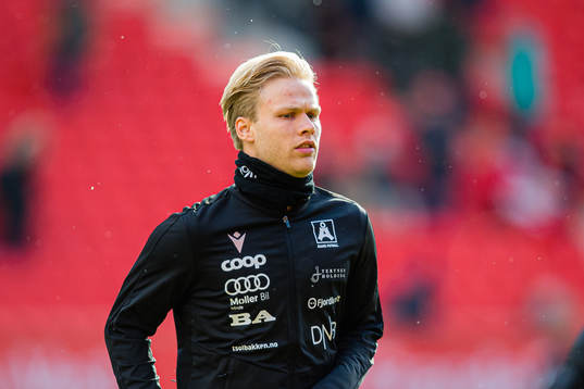 Håkon Holmefjord Lorentzen of Åsane warms up