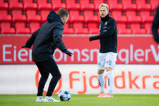 Håkon Holmefjord Lorentzen of Åsane warms up