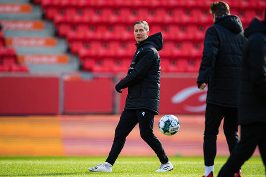 Morten Gamst Pedersen of Åsane warms up