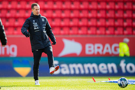 Morten Gamst Pedersen of Åsane warms up