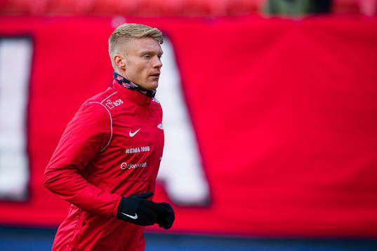 Sivert Heltne Nilsen of Brann warms up