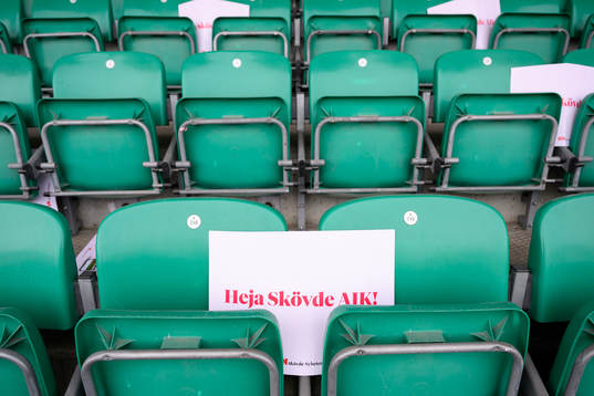 En skylt med texten ”Heja Skövde AIK” på läktaren