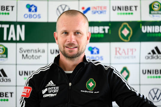 Skövdes tränare Tobias Linderoth på en presskonferens