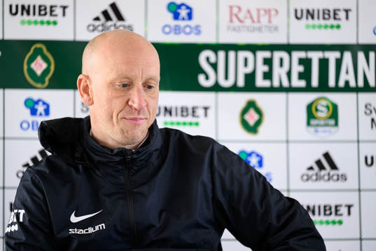 Landskronas tränare Billy Magnusson på en presskonferens