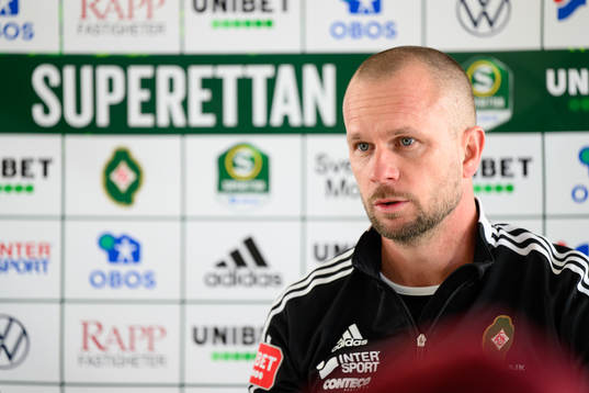 Skövdes tränare Tobias Linderoth på en presskonferens