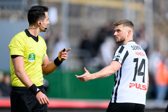 Domare Adi Aganovic och Landskronas Erik Pärsson