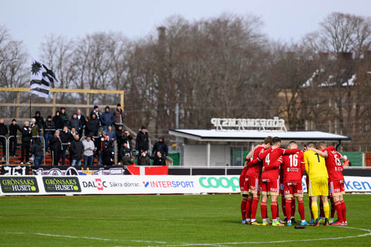 Skövdes spelare samlas innan fotbollsmatchen i Superettan