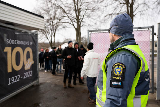 Ordningsvakt vid entrén innan fotbollsmatchen i Superettan