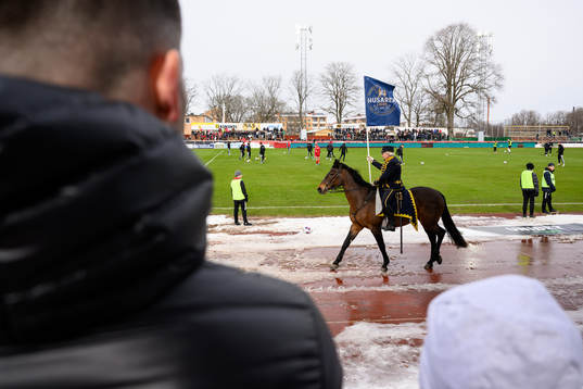 En ryttare innan fotbollsmatchen i Superettan mellan