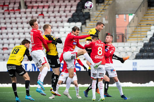Degerfors och Häckens spelare i nickduell