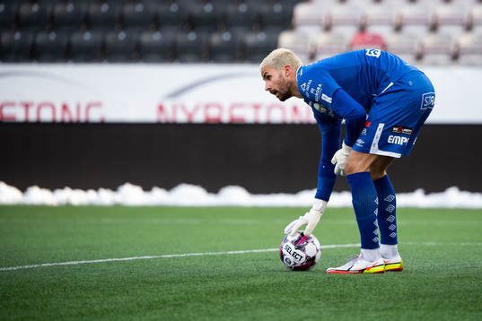 Degerfors målvakt Alfie Malik Whiteman deppar