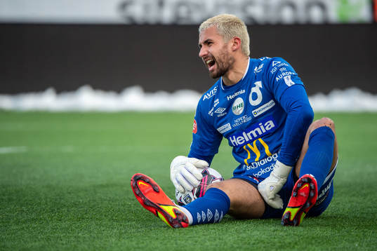 Degerfors målvakt Alfie Malik Whiteman har ont