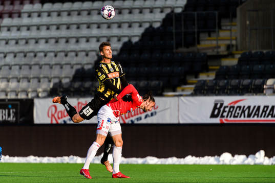 Häckens Johan Hammar och Degerfors Dijan Vukojević