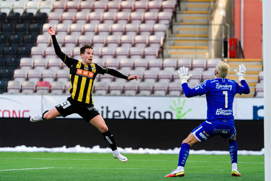 Häckens Lars Olden Larsen och Degerfors målvakt Alfie