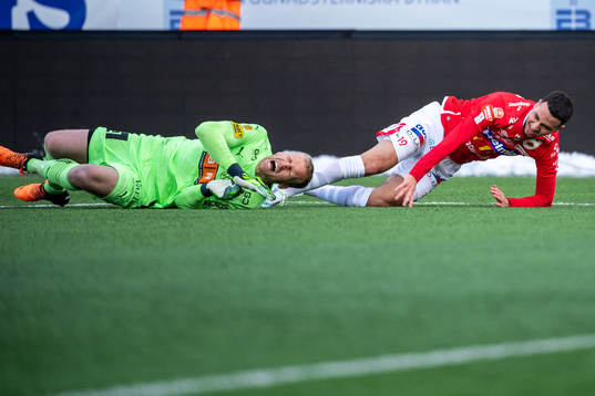 Häckens målvakt Peter Abrahamsson och Degerfors